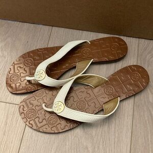 Tory Burch Thora Tumbled Off-White Leather Medalion Logo Thong Sandals - 9M